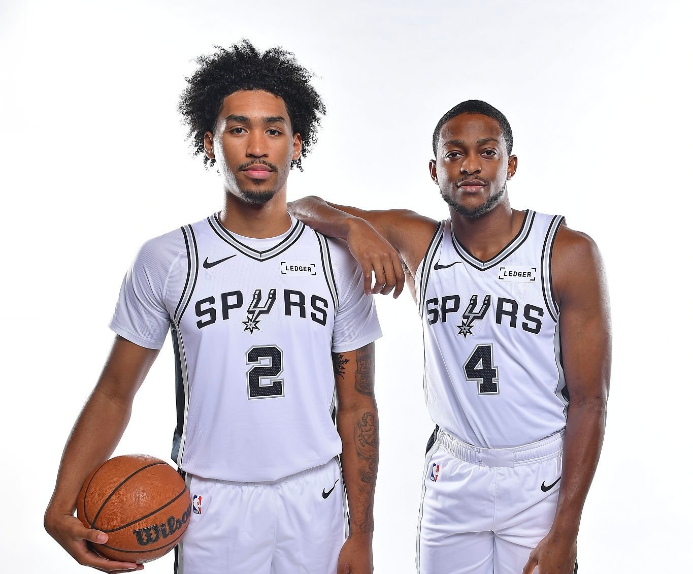 福克斯谈到哈珀今晚生涯首次首发的表现:“他在攻防两端打得都很好，他能够杀到篮下取