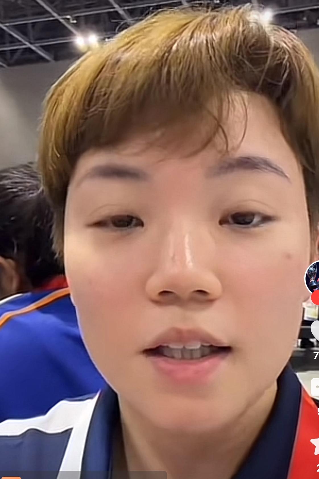 中国香港乒乓球名将杜凯琴到达名古屋接受采访时说道：我们现在都在这等着，下步不知道
