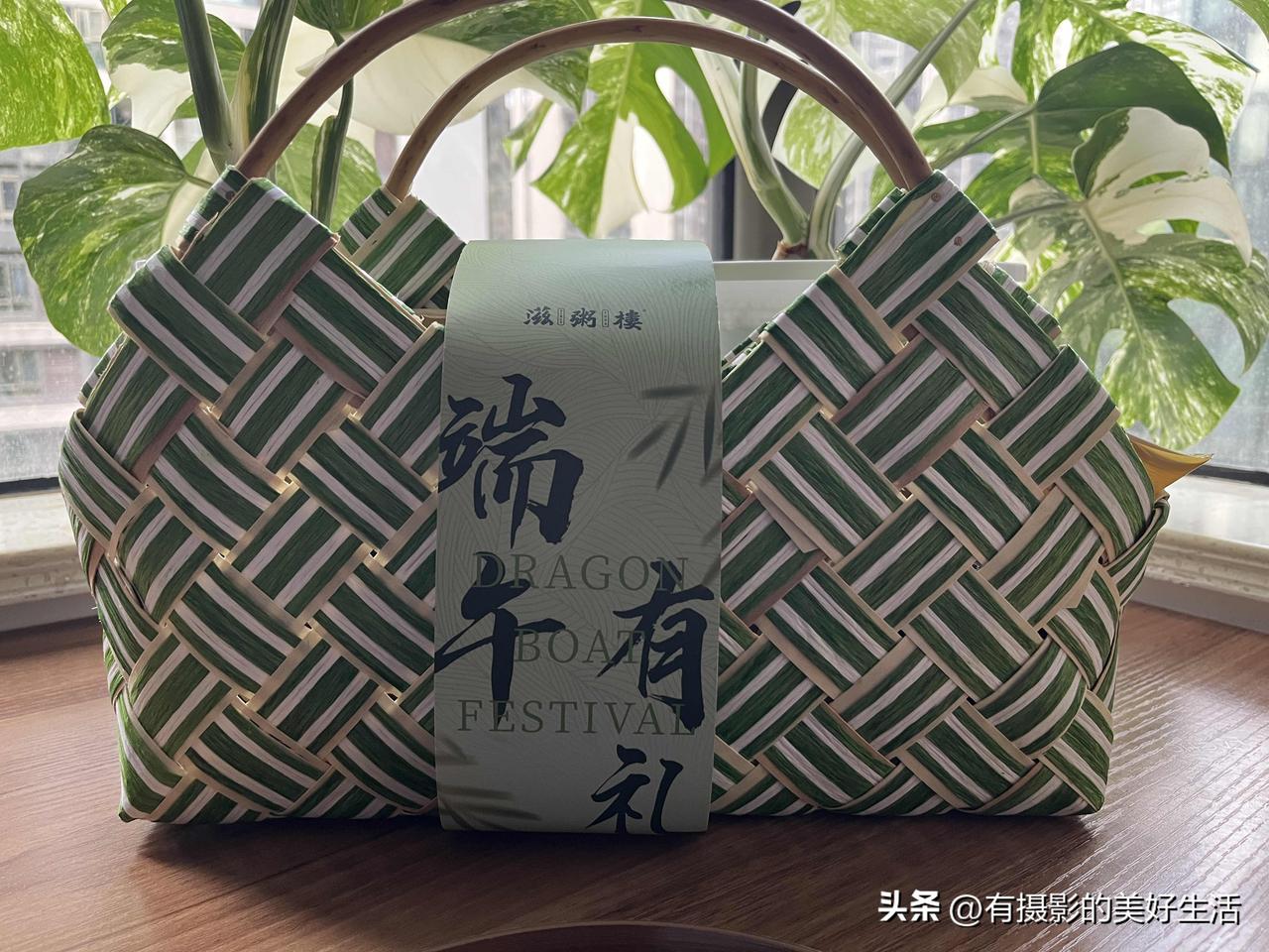 最近陆续收到了各家酒店寄来的端午节粽子，每家口味不同，盒子设计也各有风格。端午节