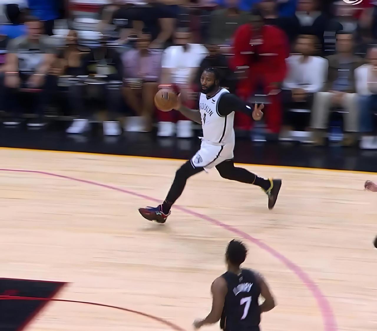 到底冤不冤，德拉蒙德做出比✌手势，被联盟罚款25000！

如果单是做出比✌手势