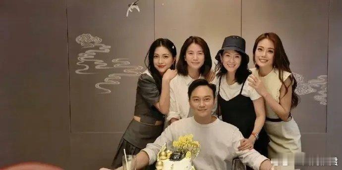 张智霖这张合照～裁掉一个人后，居然毫无违和 