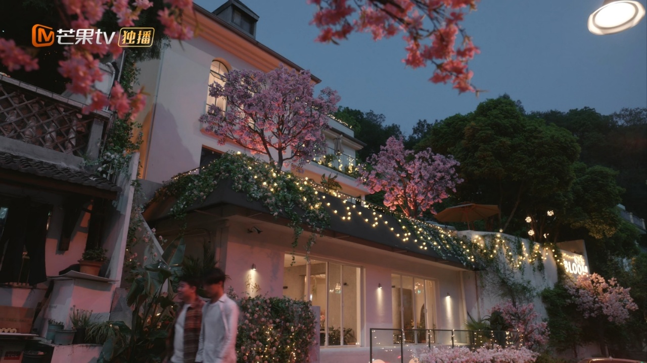 阮喻的家特别漂亮啊，被花草包围的小独栋屋里格局布置也特别温馨，梦中情房