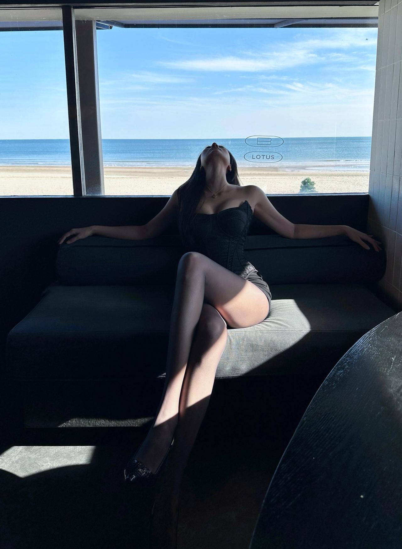 海边度假的惬意时光，
阳光洒在沙滩上，
享受海风拂面的感觉。