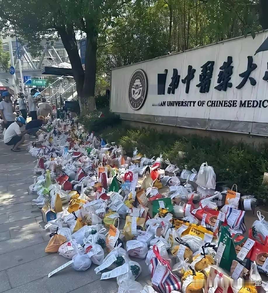 医院门口有这种乱像吗？
密密麻麻摆的是什么呀？
现在病人住院还都点外卖啊
是不是
