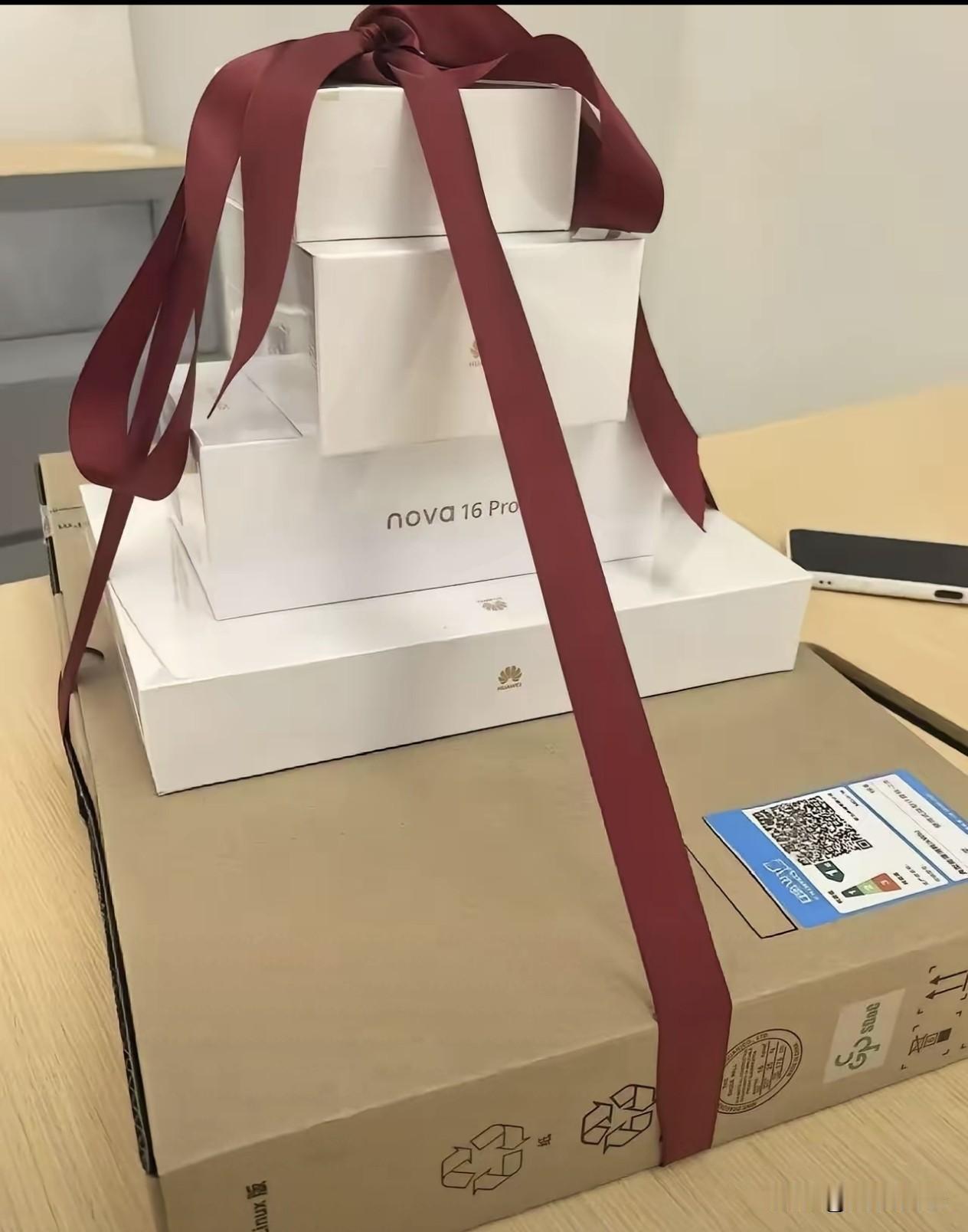 高考结束后，最火的应该是华为全家桶了吧。
我记得我高中毕业第二天就被父亲送去了工