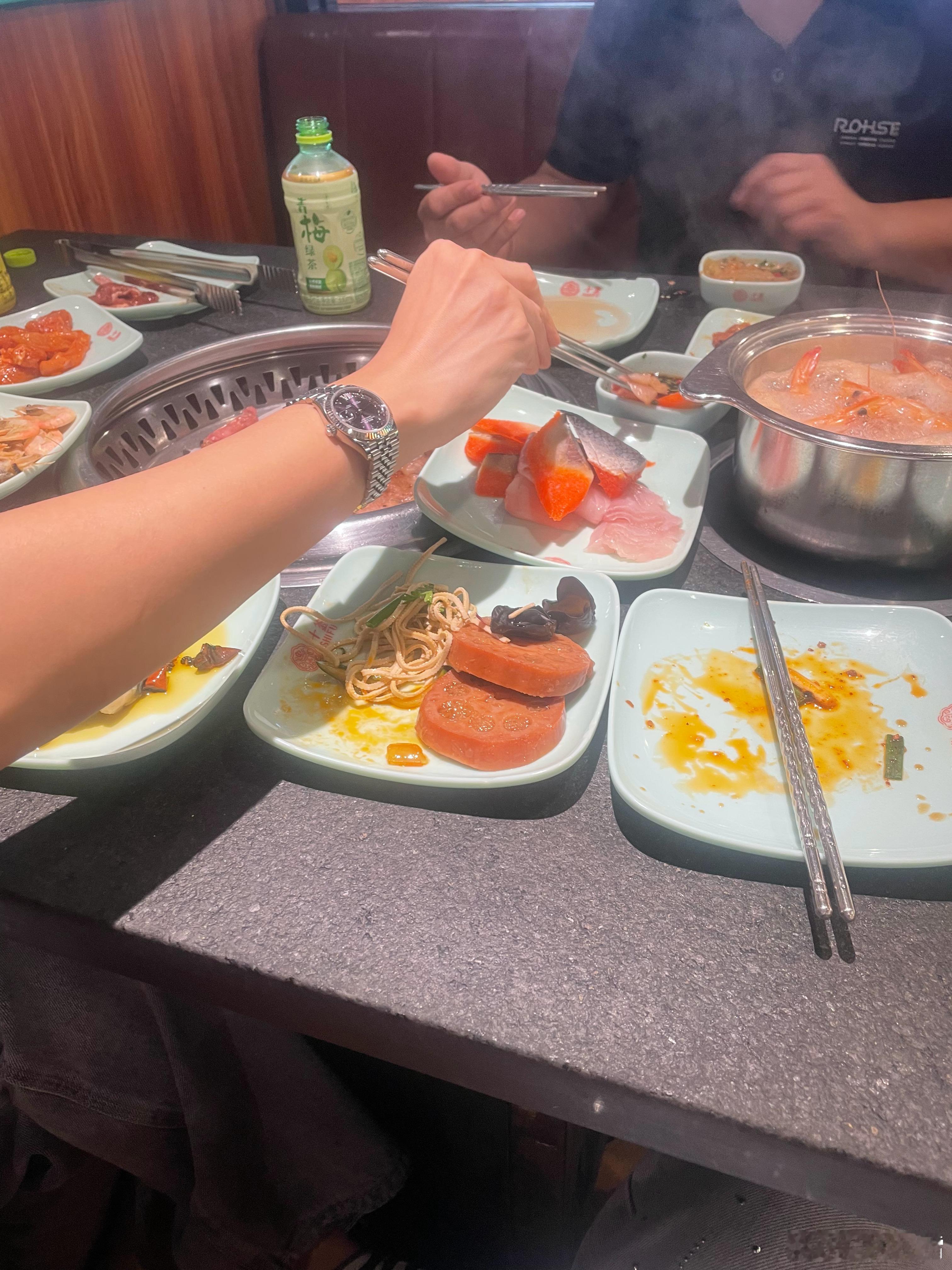 姐姐，弟弟，和我，难得一起约饭[抱抱][抱抱] ​​​