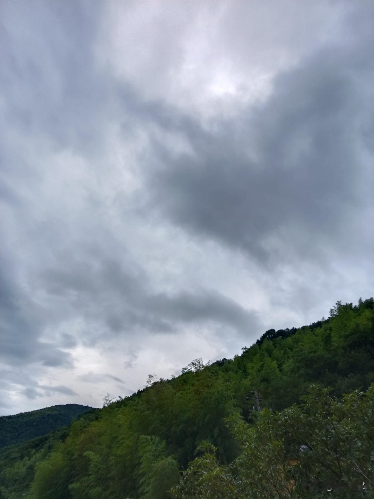 前几日看到经济学者马光远的视频，他提及今年会有超100万硕士研究生毕业。当然，他
