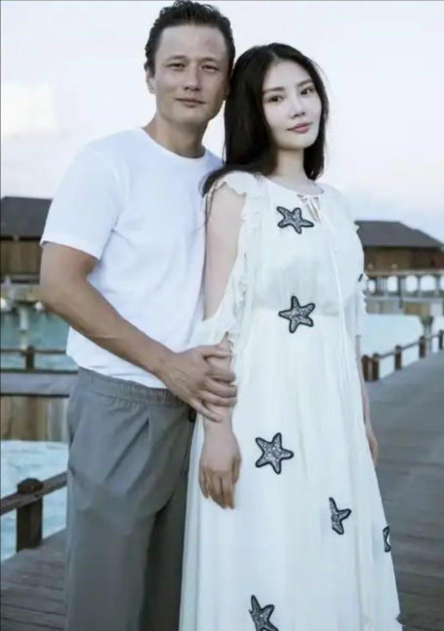 家人们谁懂啊！七夕刚过，尹子维就放大招，直接在微博回应网友催婚，“年内”俩字，他