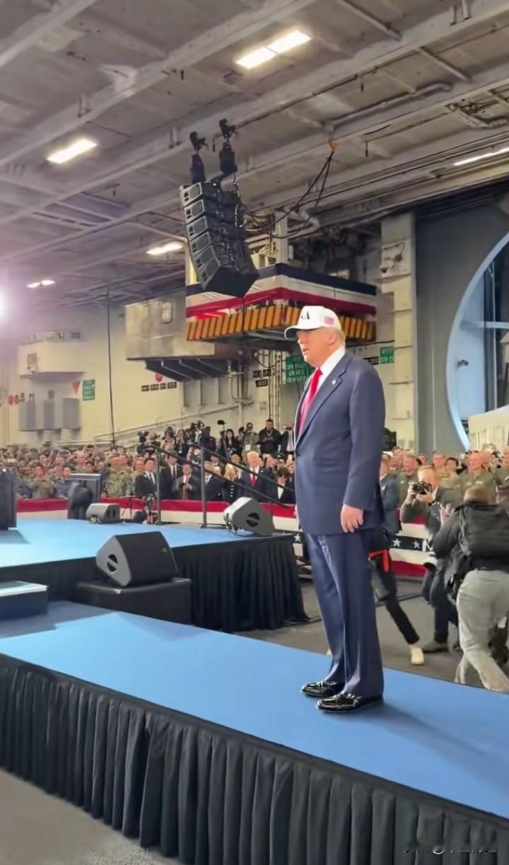 特朗普到访日本，于横须贺海军基地与美国官兵会面。
现场氛围颇为热烈，可这场景是否