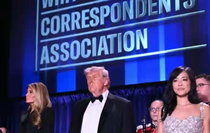 此文纯属虚构故事，请勿当真
现代版的“荆轲刺秦王”剧目，在美国精彩上演。
特朗普