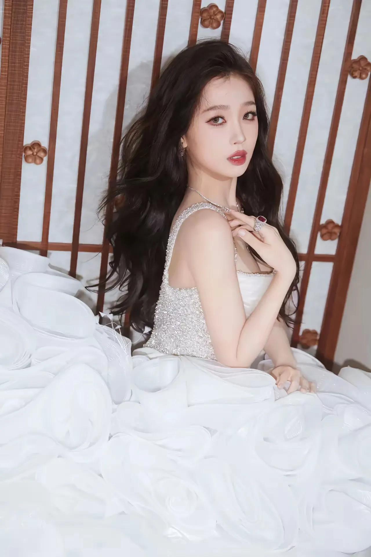 虞书欣美图分享，开朗可爱，体态优雅美女明星照分享 女神图来袭 明星图集赏析 女明