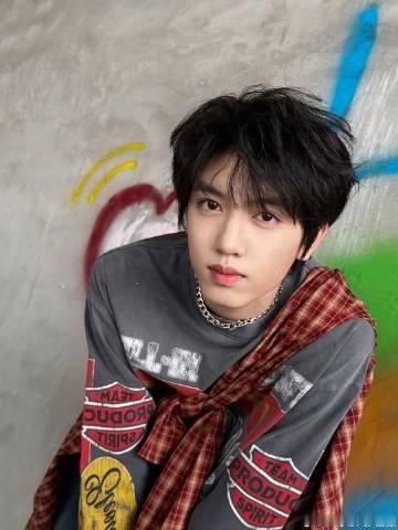 张桂源说穿错鞋是困迷糊了张桂源发文回应穿错鞋 张桂源发文回应穿错鞋 