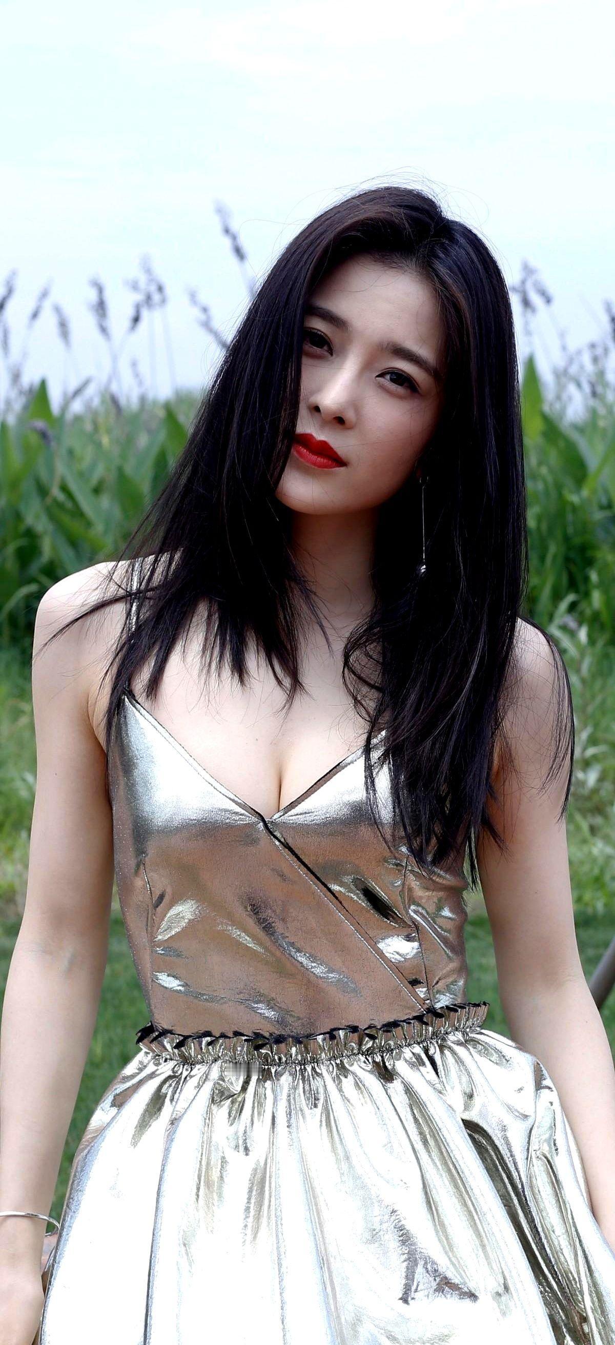 赵韩樱子把皇后演成“活人”，不靠凤袍靠呼吸。她演请安，先垂眼再抬颌，给对手留半秒