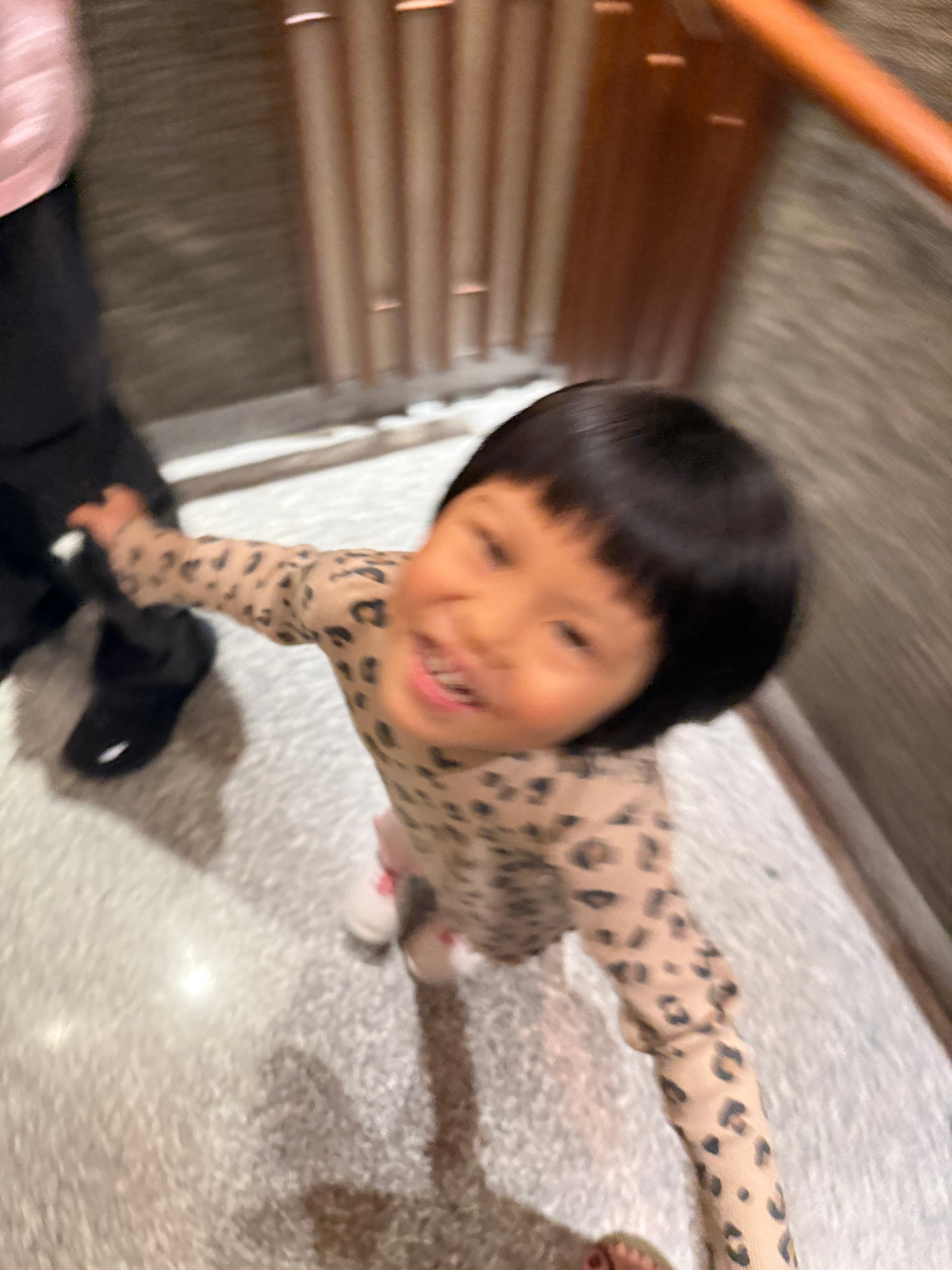 到房间了我：你有房卡吗旅蛙：有啊一口气还没松了半口旅蛙：没有，我也没有房卡，我去