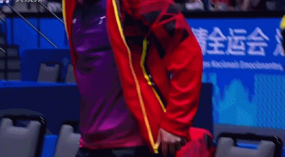 混双金牌赛，，诗与远方的场外教练是张超指导，他再度上演招牌式加油助威。上一场林高