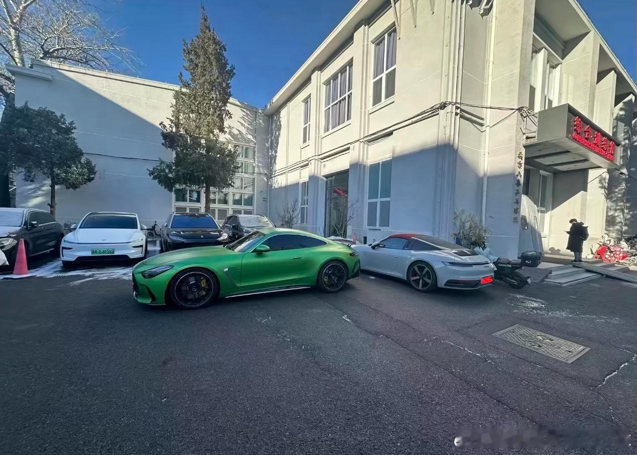 楚钦的奔驰，龙队的保时捷，怎一个帅字了得