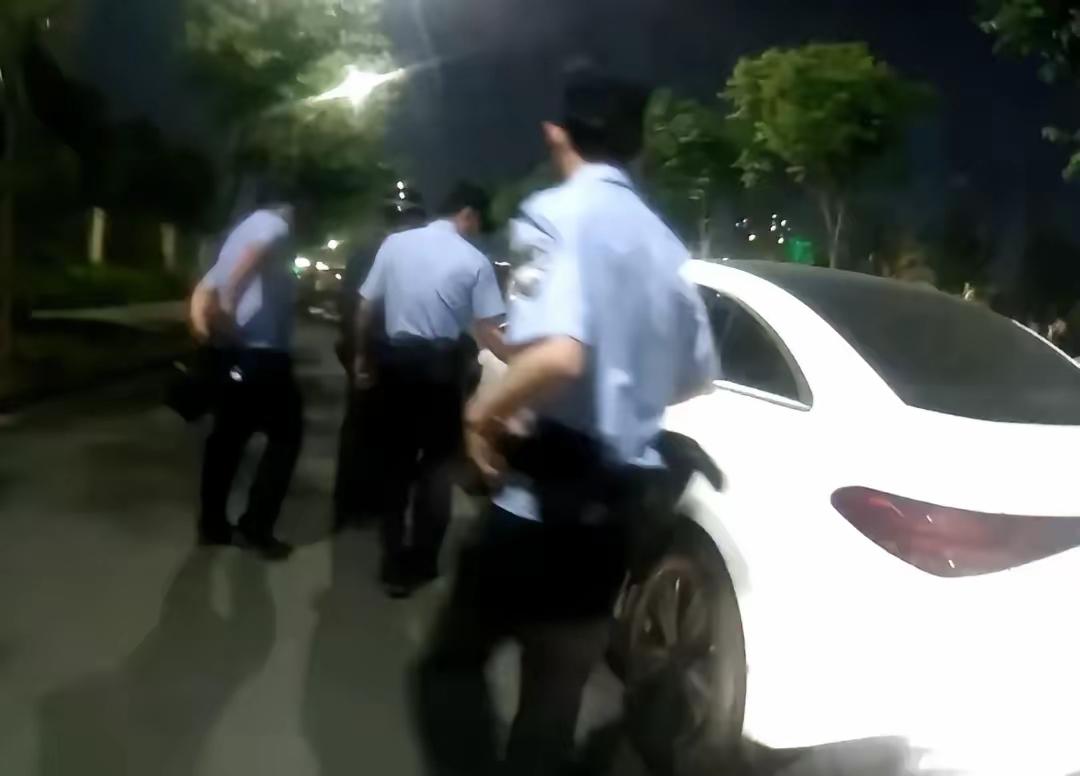 车内闭门“吞云吐雾”，网红“笑气”竟是温柔陷阱，别再拿健康换刺激！
 
近日，古