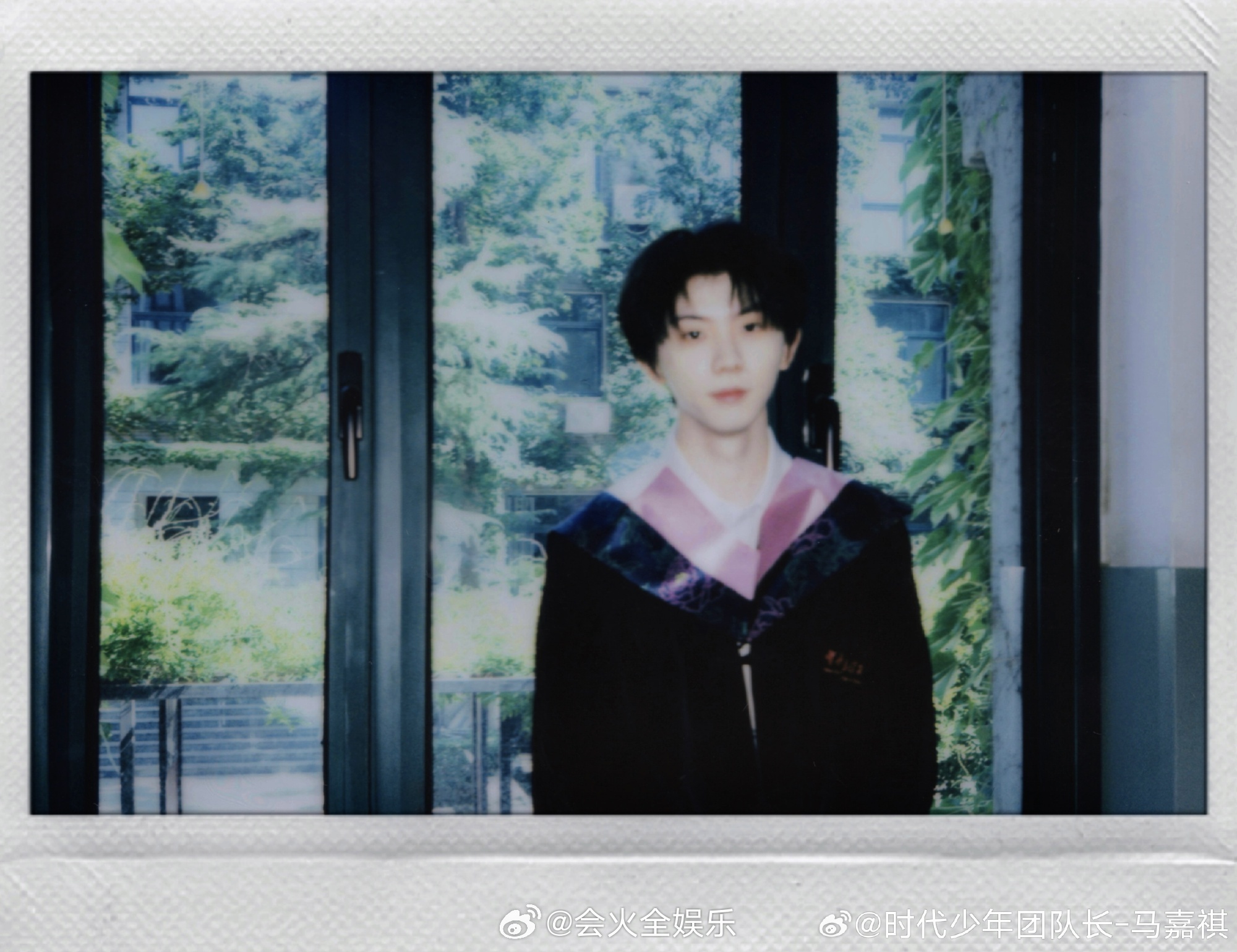 马嘉祺学长的学士服限定照片马嘉祺学士服拍立得马嘉祺中戏学士服毕业照