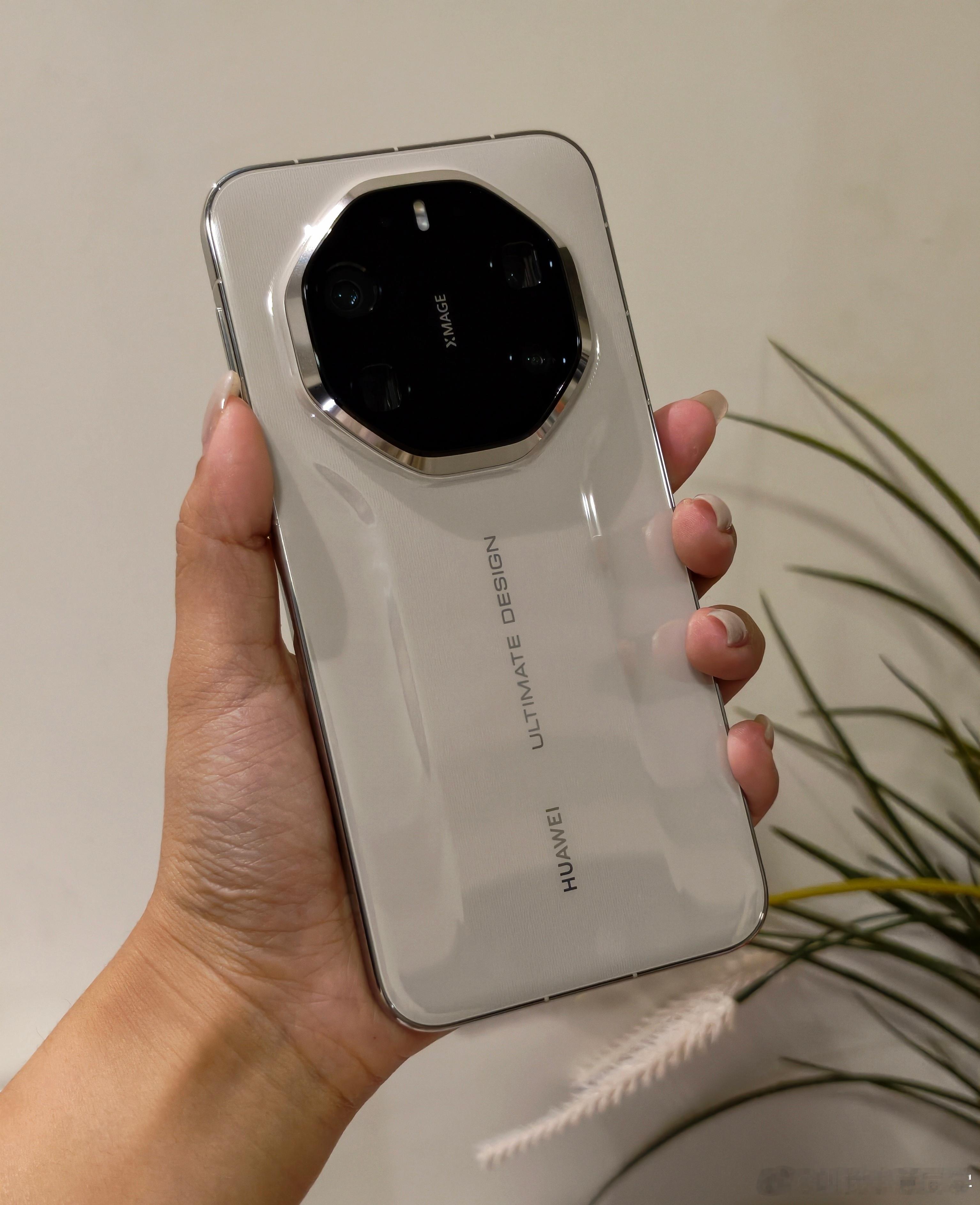 今年白色的华为Mate 80 RS最好看！！不接受反驳