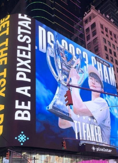 粉丝还是有实力的！faker直接登上纽约时代广场S13全球总决赛捧杯和经典背影照