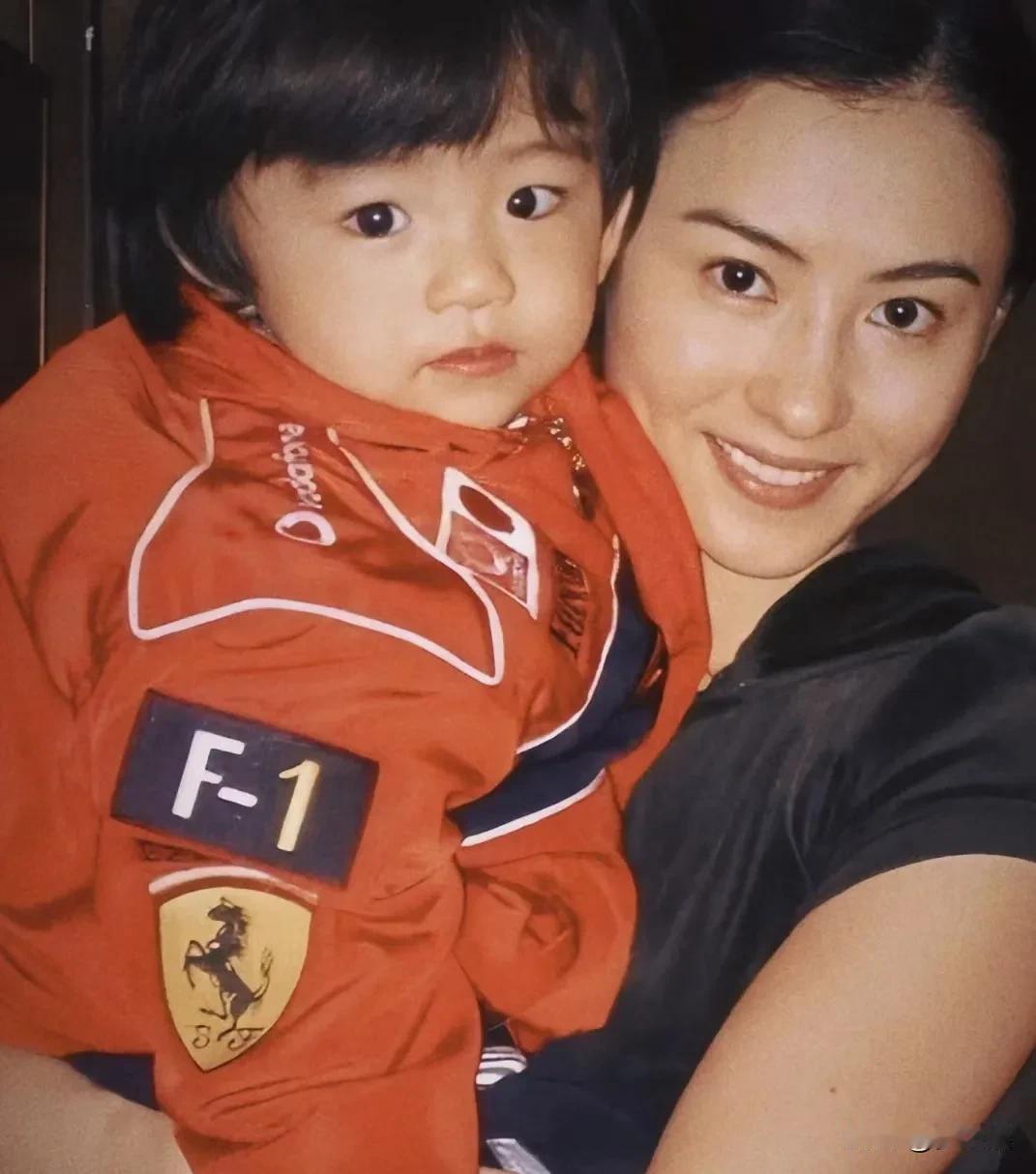 张柏芝，她性格挺好的一点也没有明星架子，孩子都是她自己带，五官精致，还是那么漂亮