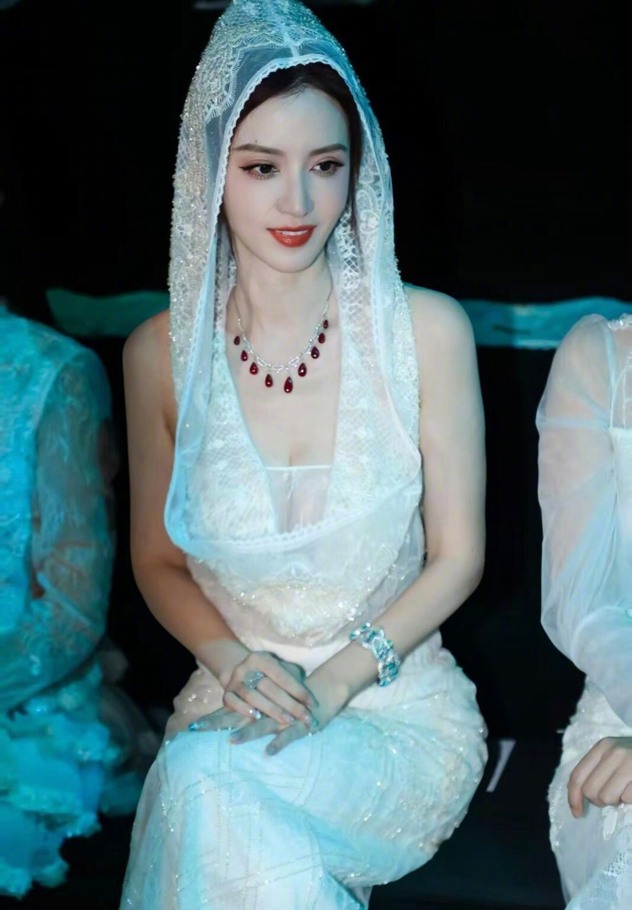 张萌上海时装周婚纱造型张萌亮相上海时装周婚纱主题大秀，一袭露背蕾丝白纱搭配朦胧头