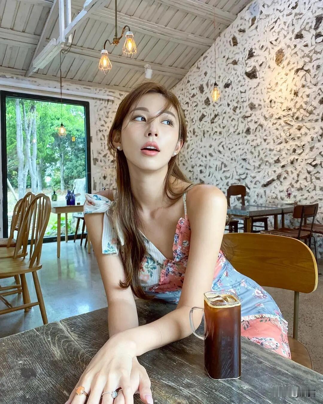 韩国知名模特金宝拉，典型美女长相+好身材，这条件也太能打了