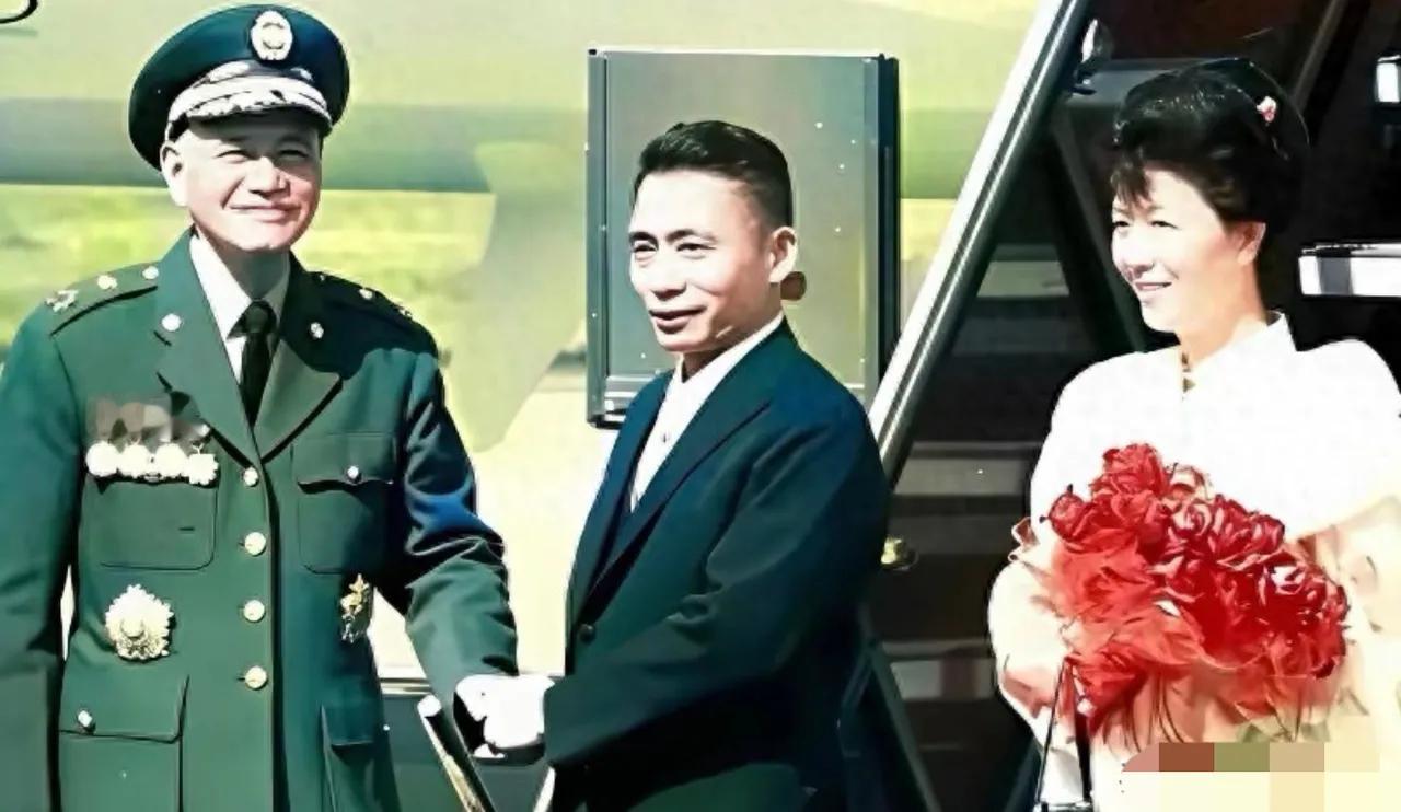 你见过蒋介石穿全套五星上将礼服、亲自守在飞机舷梯边迎客的场面吗？1966年台北松