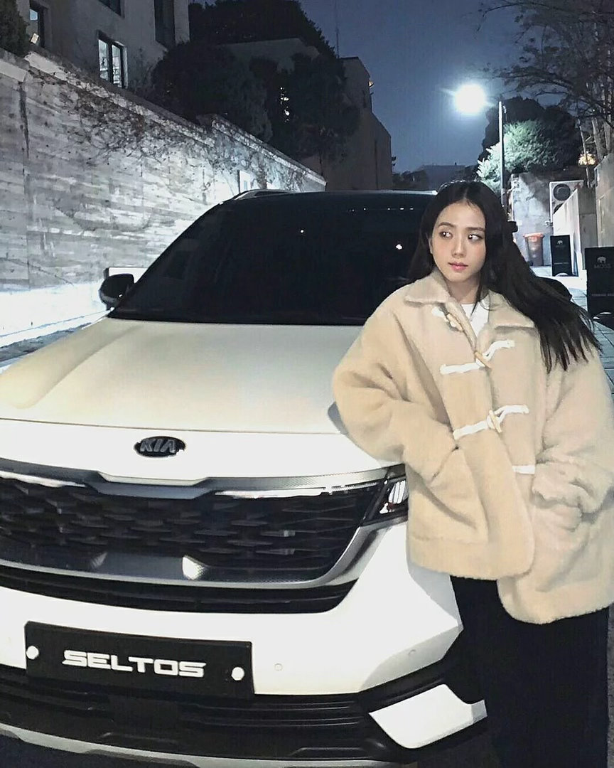 以前跟KIA合作车广的时候 还会拍这种帅帅哒靠车照  😭 美攻帅攻秀气攻就是金
