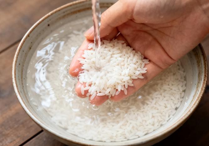 近期，一股奇特的东方护发热潮在海外社交平台火速走红，ricewater 淘米水洗