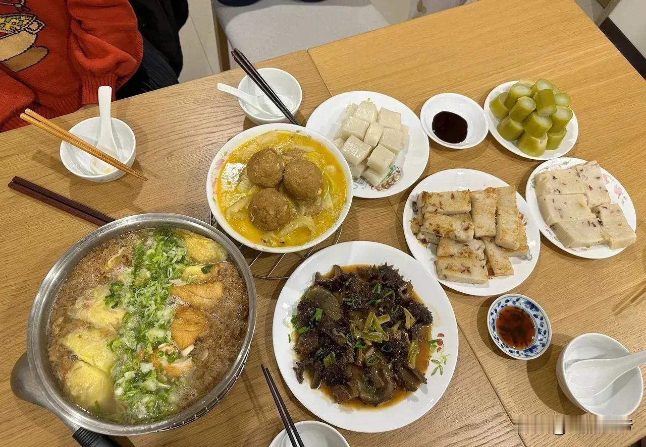 据说图二是韩国瑜的年夜饭，看起来比图一侯友谊家的年夜饭要丰盛很多，看来韩总的生活