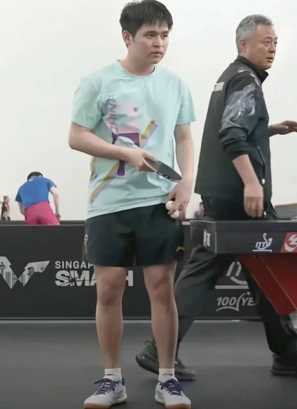 【成都封训，总教练亲自带林诗栋】成都世乒赛封闭集训，秦志戬确实在亲自盯林诗栋，手