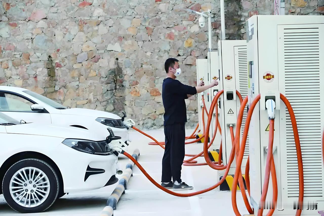 终于明白了，你们真的以为是西方集体退出新能源汽车？别天真了！这套路当年坑惨日本，
