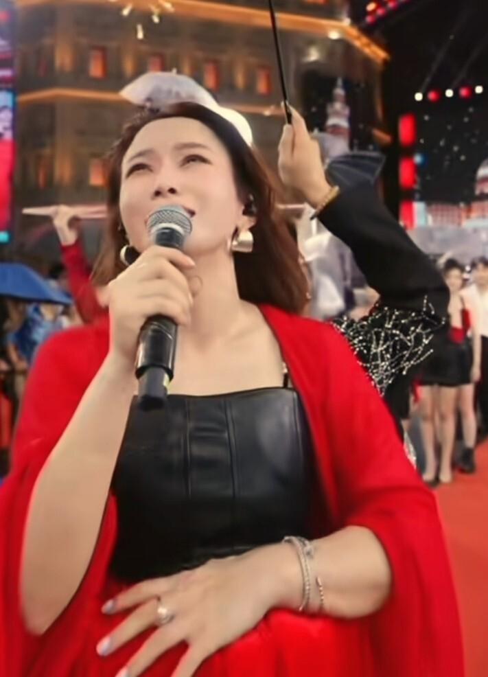 红豆大舞台最近是捅了节奏窝了。
从张小宝来了之后，这事就没消停过。先是虎牙娜走了