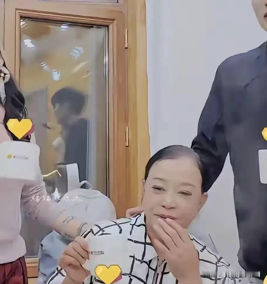 刘晓庆“卸妆”事件，一个74岁女性的文化反思
刘晓庆74岁了，她摘了假发，挺自然