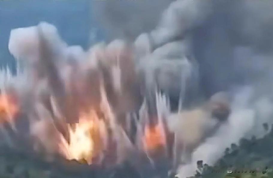 12月10日早上的最新消息，现在他来了，第二条：泰柬边境冲突升级：F-16空袭+