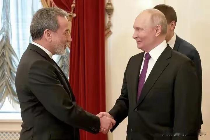 一招扭转全局！伊朗一改封锁策略精准反制，智谋碾压美方布局
 
中东局势风云变幻，