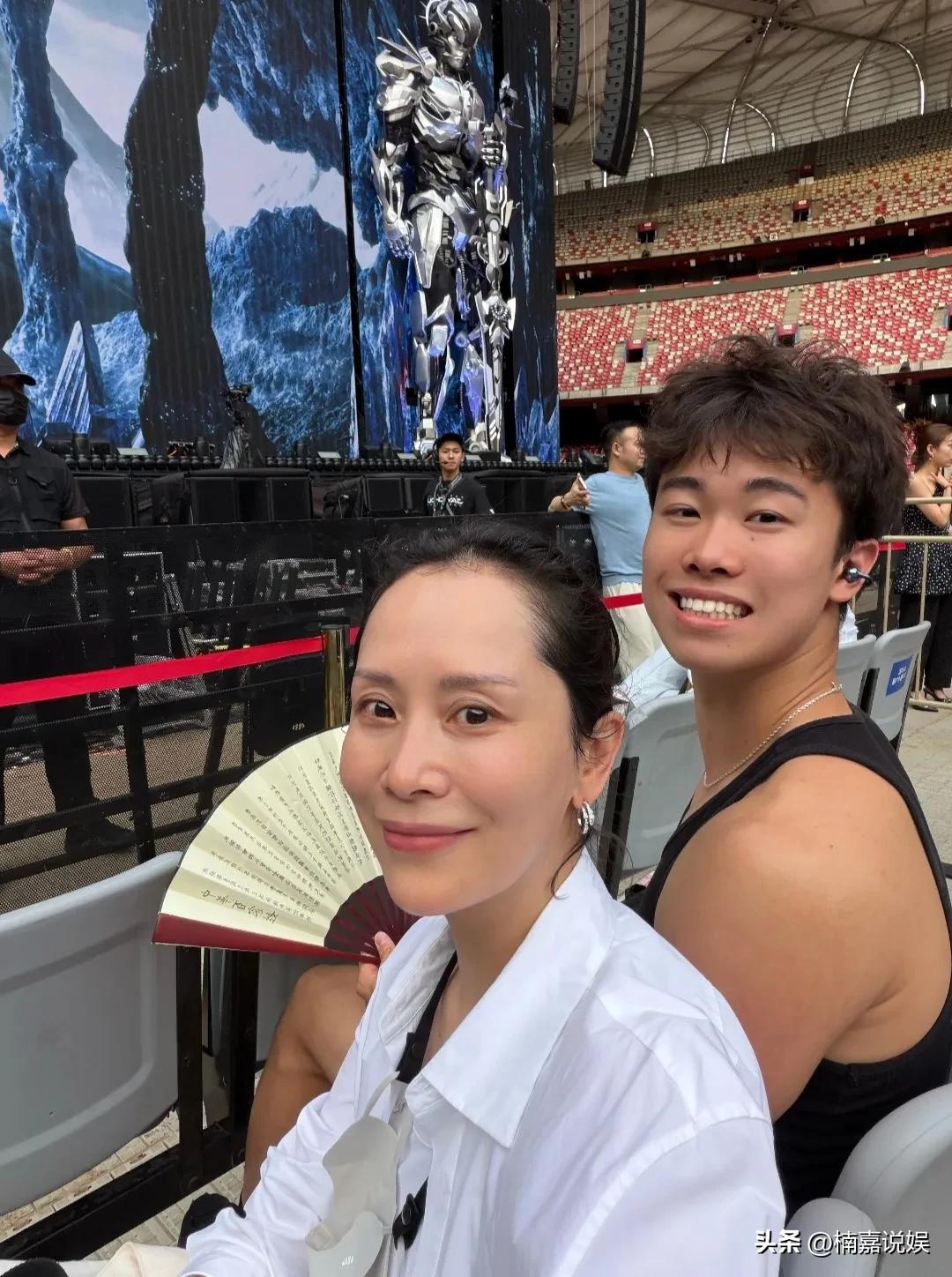 海清和儿子蛋妞罕见同框，一起看周杰伦的演唱会，这学霸儿子的眉眼一点都没随妈妈呀！