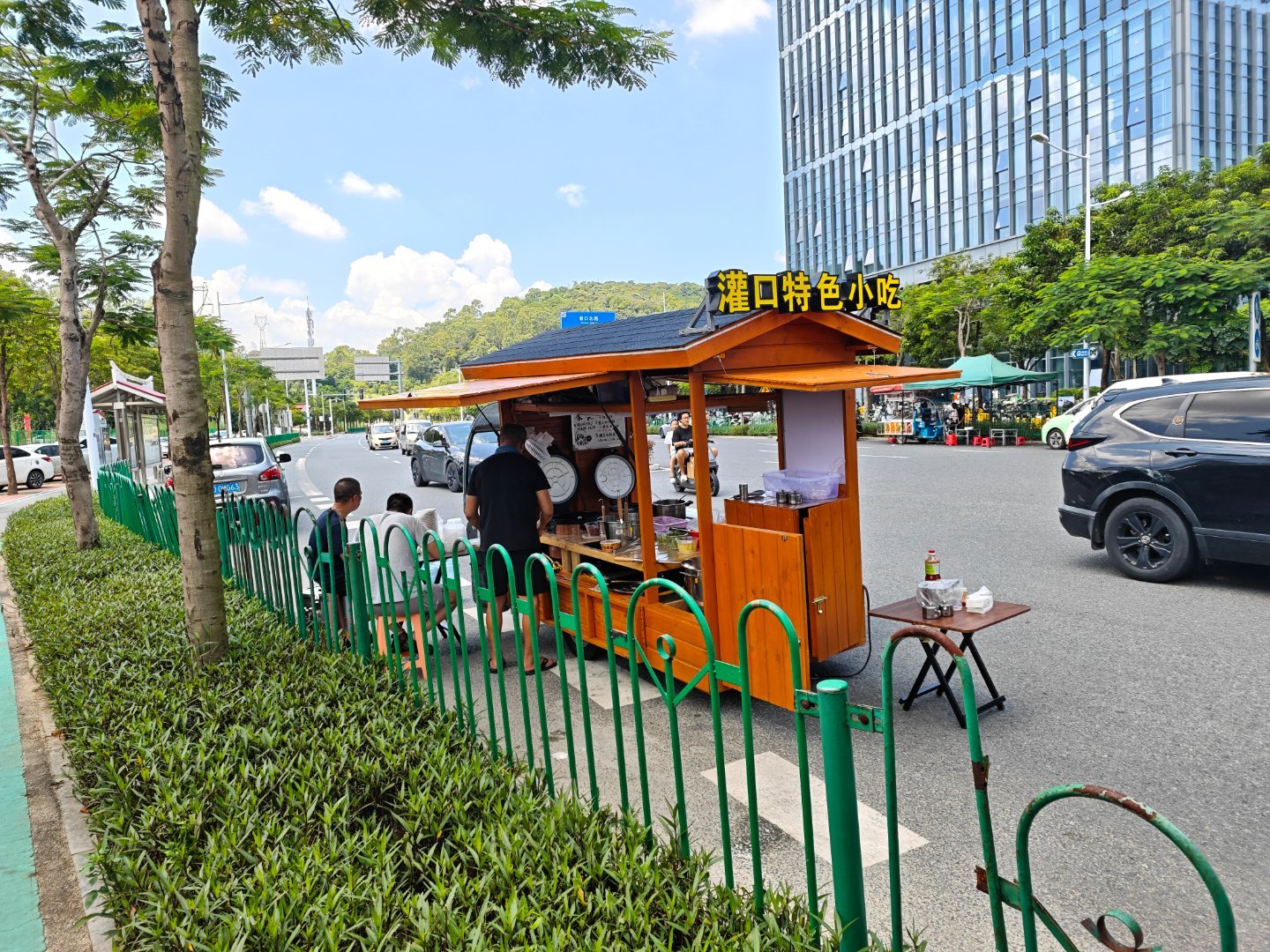 又来个准备倒闭的，咸饭正常就2-3元，这边卖6元，猪杂汤加个炒粉要16，别人又不