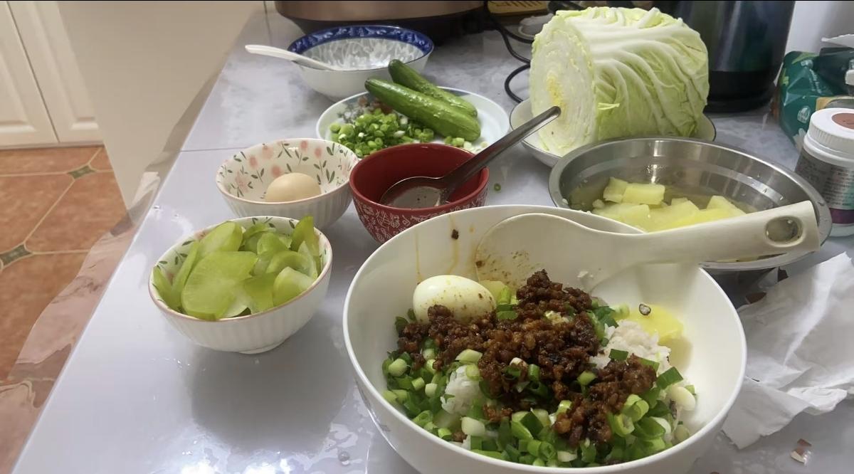 今天晚上妻子给我发微信，让我晚上回家吃饭。我问她做了什么饭菜，她说今晚饭菜很丰盛