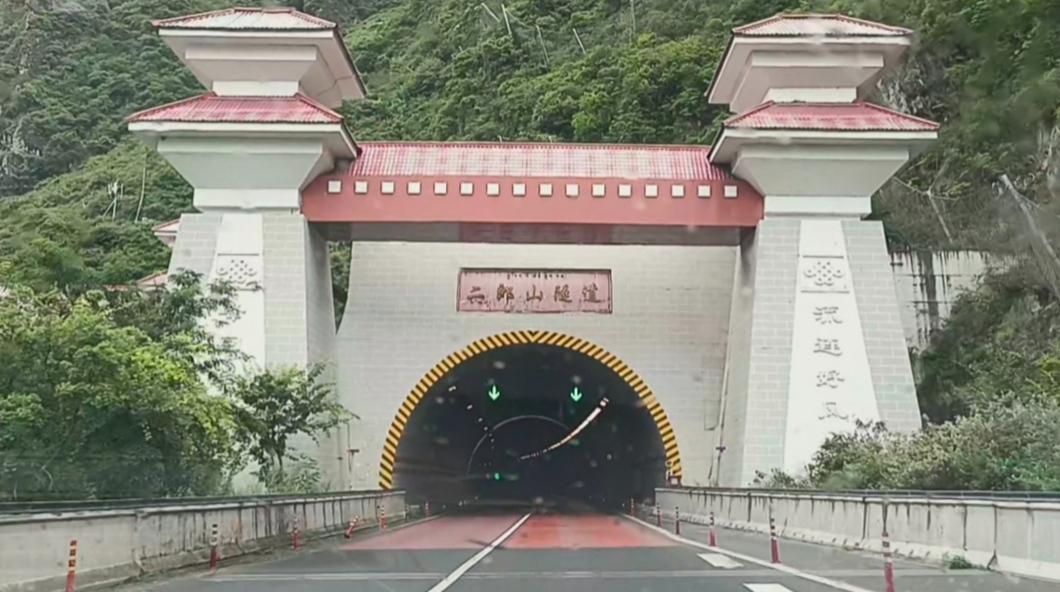 全国最长的十条公路隧道
 
1. 天山胜利隧道
 
- 长度：22.13公里（世