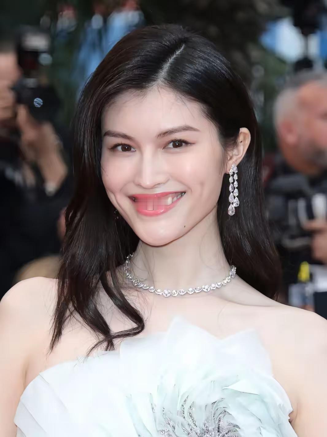 我小姨子亲眼见过何穗，

她说了大实话，

何穗根本不是电视上看着那样！

我小