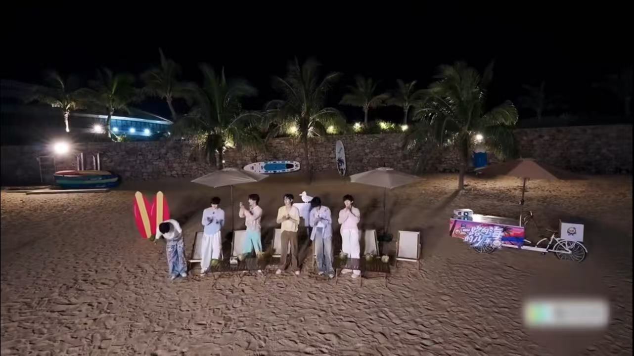 金句王左航告别李飞，没抖包袱没接梗，就红着眼眶说我们不是那么会说话。平时嘴最快的