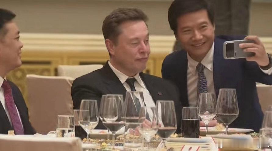 雷总追星成功，姿态都不一样了雷军说输给特斯拉不丢人