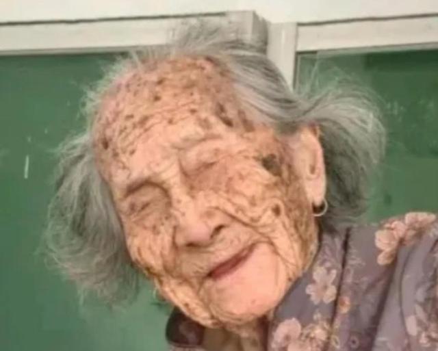 1902年出生的 林蛇母 ，共有100多名儿孙，可让人难以置信的是，她居然有一个