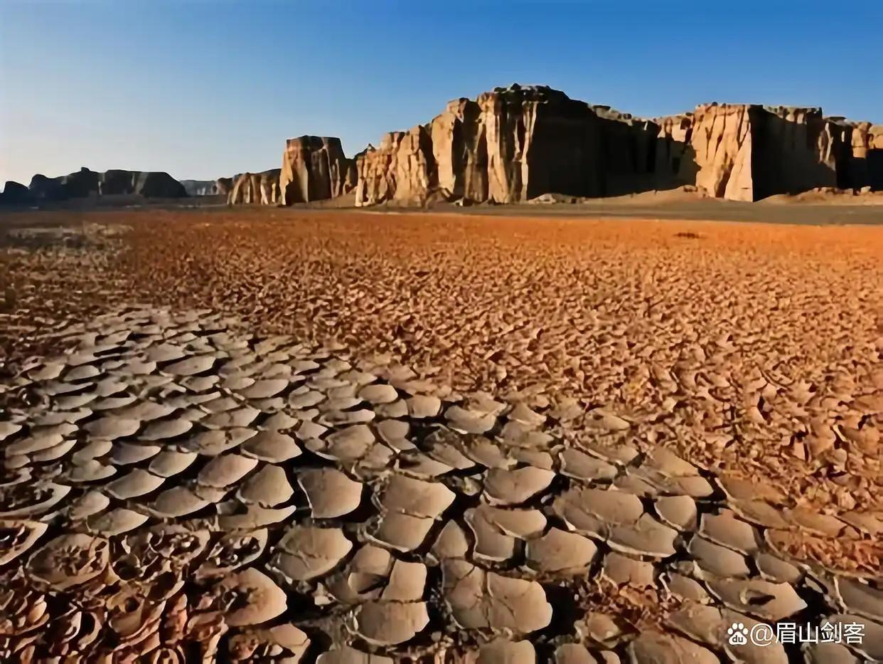 罗布泊曾是核爆试验地，一度死寂荒芜。曾经，这里黄沙漫天，生命难寻踪迹，宛如被世界