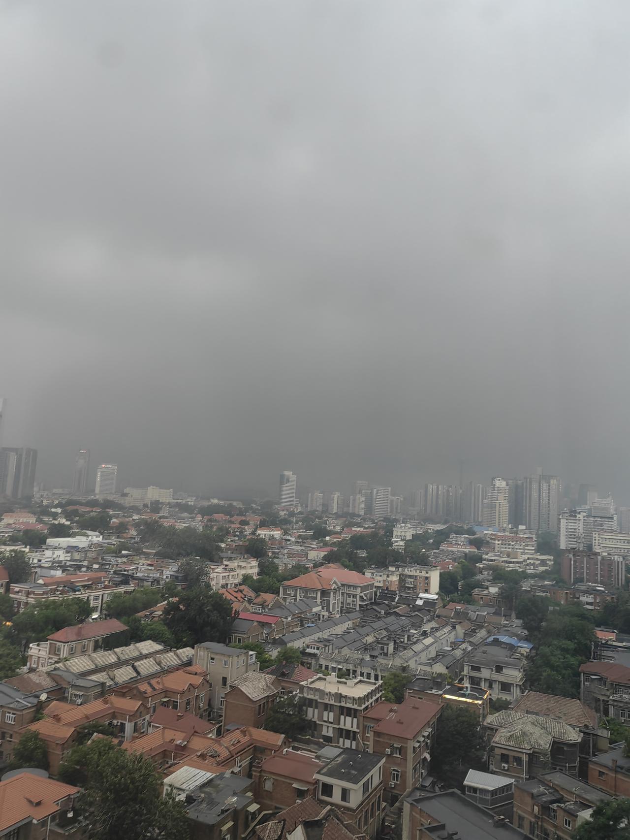 天津的天空黑压压的乌云带着窒息感压过来了，空气中还有一股潮湿的气味，有些“黑云压