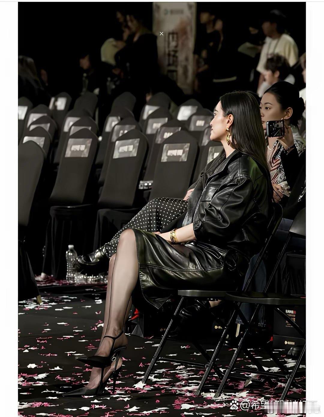 发现宋佳超爱穿这双鞋，频繁亮相造型里，百搭又有辨识度，是她的心头好没错了。 