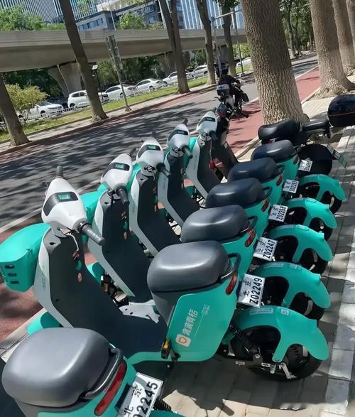 共享电动车的‘2个坑’，不会用的消费巨大，你怎么看？
 
出门赶时间、短途代步，