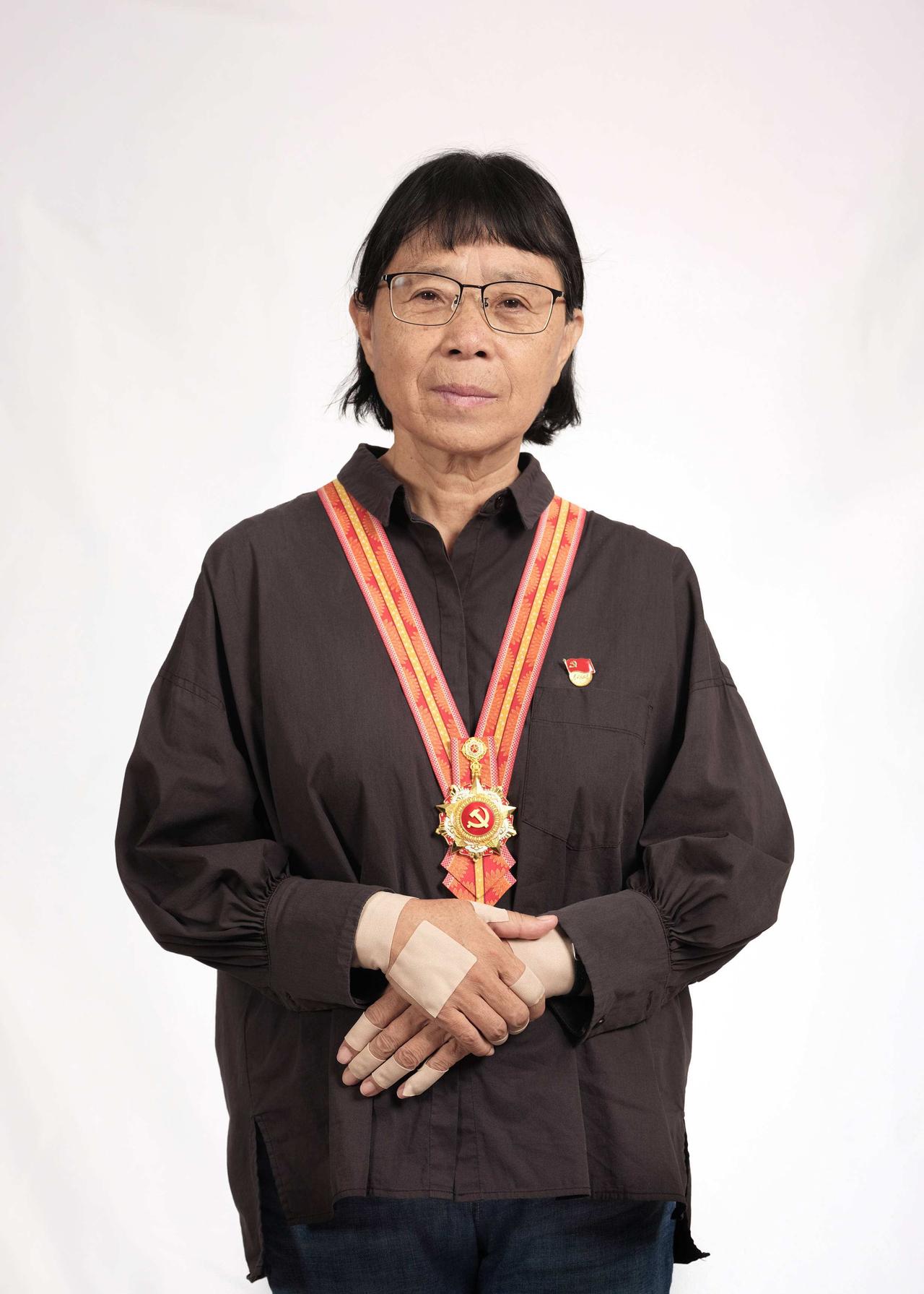 张桂梅：华坪女高清晨5:30，她拄着拐杖敲响起床铃，喇叭里声音沙哑：“姑娘们！起